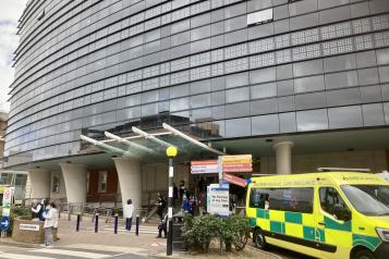 Photo of Kings Hospital entrance.